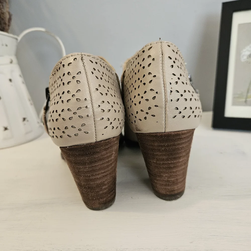 Dr. Scholl's Beige Leather/Suede Ankle Booties with Perforated Detail Sz 8M EUC - Picture 3 of 7
